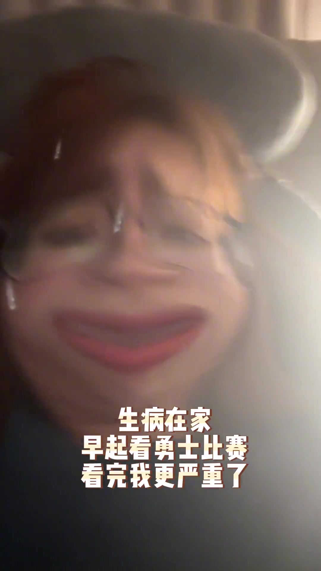 美女主播小七發(fā)看勇士比賽心情：本來(lái)就生病了結果看完更嚴重了（小七是勇士球迷嗎）
