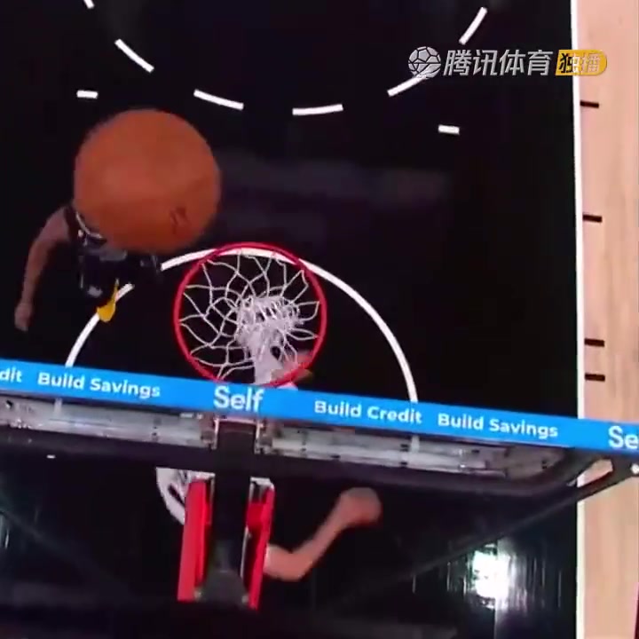 罕見(jiàn)一幕！努爾基奇拋投 球神奇停在籃板上沿 看呆凱爾登?。ㄅ瑺柣婕\）